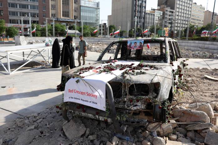 Iraníes revisan una ambulancia de la Media Luna Roja Iraní destruida durante un ataque israelí, exhibida ayer en Teherán. Iraníes revisan una ambulancia de la Media Luna Roja Iraní destruida durante un ataque israelí, exhibida ayer en Teherán.