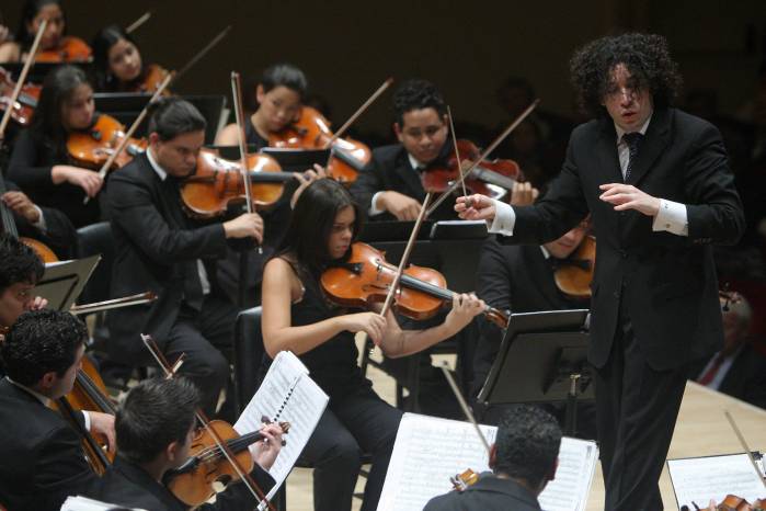 Director de la Orquesta Sinfónica Simón Bolívar, Gustavo Dudamel. Director de la Orquesta Sinfónica Simón Bolívar, Gustavo Dudamel.