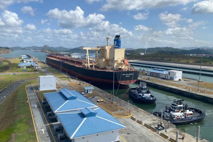 Por el Canal de Panamá transita el 6 % del comercio global. Por el Canal de Panamá transita el 6 % del comercio global.