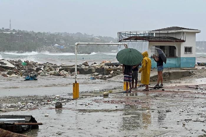 Los lugareños observan los daños tras el paso del huracán Erick en Bahía Principal, Puerto Escondido, estado de Oaxaca, México, el 19 de junio de 2025. Los lugareños observan los daños tras el paso del huracán Erick en Bahía Principal, Puerto Escondido, estado de Oaxaca, México, el 19 de junio de 2025.