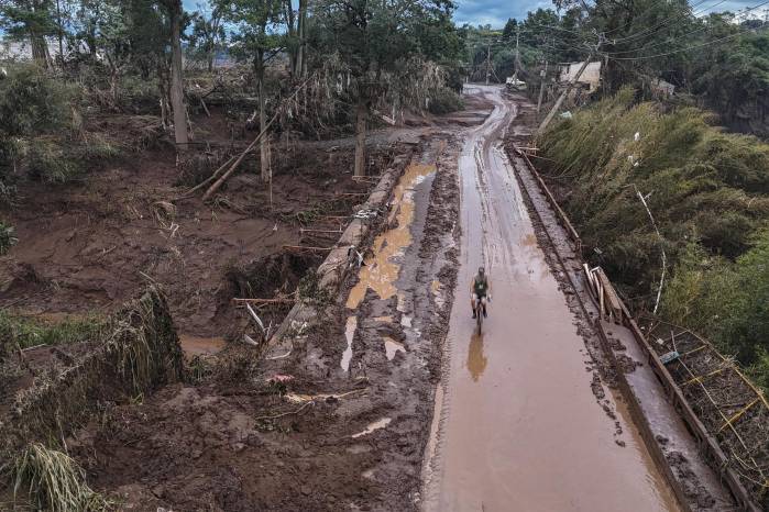 Fotografía tomada con un dron que muestra un ciclista pasando por el puente tras inundación causada por el desbordamiento del río Taquari, en la ciudad de Lajeado en el estado de Rio Grande do Sul. Fotografía tomada con un dron que muestra un ciclista pasando por el puente tras inundación causada por el desbordamiento del río Taquari, en la ciudad de Lajeado en el estado de Rio Grande do Sul.