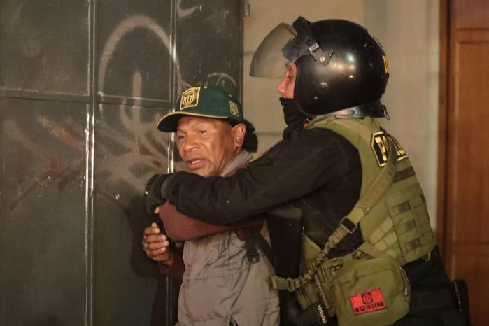 A man is detained by an anti-riot police officer during protest against Peru's interim President Jose Jeri in Lima on October 15, 2025. (Photo by CONNIE FRANCE / AFP) A man is detained by an anti-riot police officer during protest against Peru's interim President Jose Jeri in Lima on October 15, 2025. (Photo by CONNIE FRANCE / AFP)