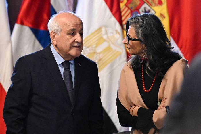 Francesca Albanese, Relatora Especial de las Naciones Unidas (ONU) sobre la situación de los derechos humanos en los territorios palestinos, conversa con el embajador palestino ante la ONU, Riyad Mansour, durante la conferencia de emergencia del Grupo de La Haya en el Palacio de San Carlos, Bogotá, el 15 de julio de 2025. Francesca Albanese, Relatora Especial de las Naciones Unidas (ONU) sobre la situación de los derechos humanos en los territorios palestinos, conversa con el embajador palestino ante la ONU, Riyad Mansour, durante la conferencia de emergencia del Grupo de La Haya en el Palacio de San Carlos, Bogotá, el 15 de julio de 2025.