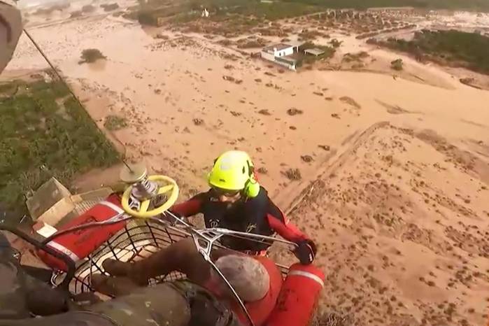 Las inundaciones tienen a decenas de personas atrapadas. Las inundaciones tienen a decenas de personas atrapadas.