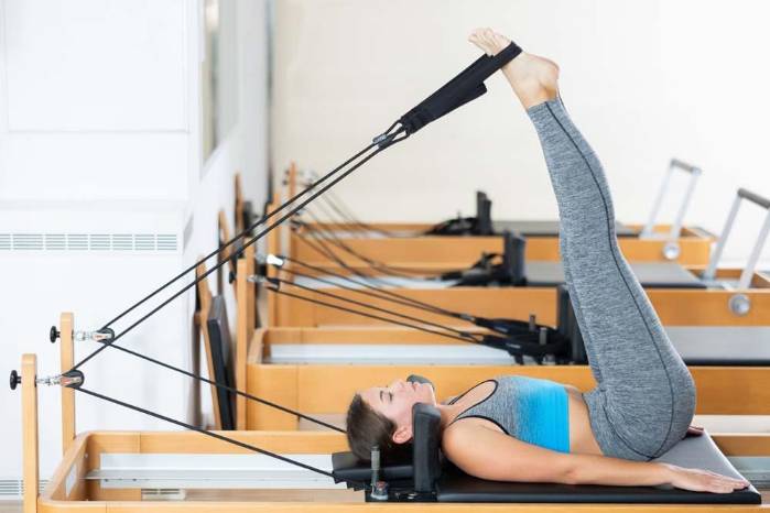 El pilates proporciona diferentes beneficios mentales y físicos para el individuo. El pilates proporciona diferentes beneficios mentales y físicos para el individuo.