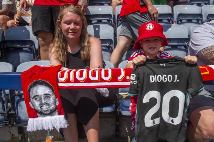 Camisetas y bufanda son solo algunos de los artículos alusivos que llevaron los fanáticos. Camisetas y bufanda son solo algunos de los artículos alusivos que llevaron los fanáticos.