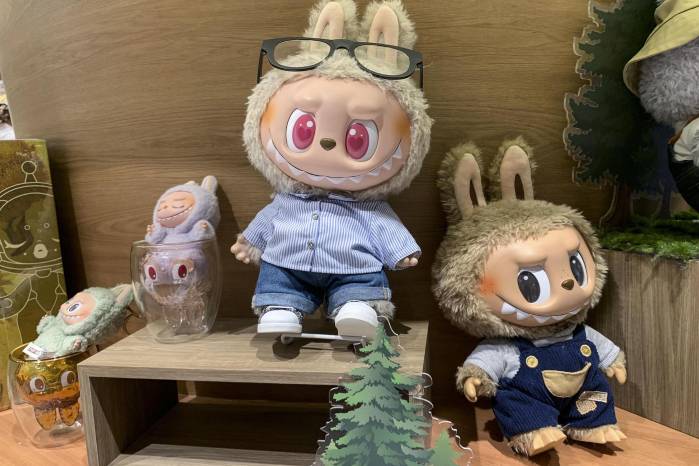 El éxito mundial de los muñecos Labubu ha catapultado a la compañía que los produce y comercializa, Pop Mart, al trono de jugueteras más valiosas del planeta, confirmando a China como líder indiscutible de ese sector. El éxito mundial de los muñecos Labubu ha catapultado a la compañía que los produce y comercializa, Pop Mart, al trono de jugueteras más valiosas del planeta, confirmando a China como líder indiscutible de ese sector.
