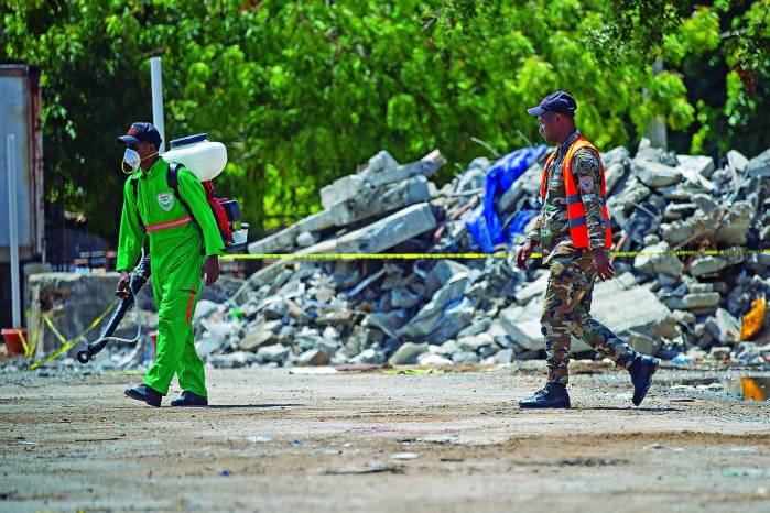Un militar trabaja en la fumigación de los escombros del colapsado techo de la discoteca Jet Set. Un militar trabaja en la fumigación de los escombros del colapsado techo de la discoteca Jet Set.