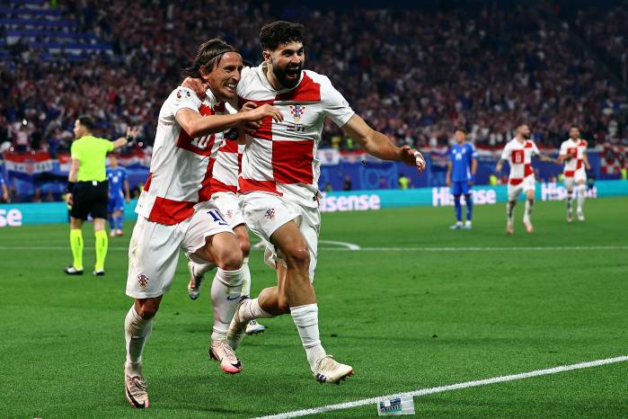 El medio croata Luka Modric (izq.) celebra un gol con Josko Gvardiol. El medio croata Luka Modric (izq.) celebra un gol con Josko Gvardiol.