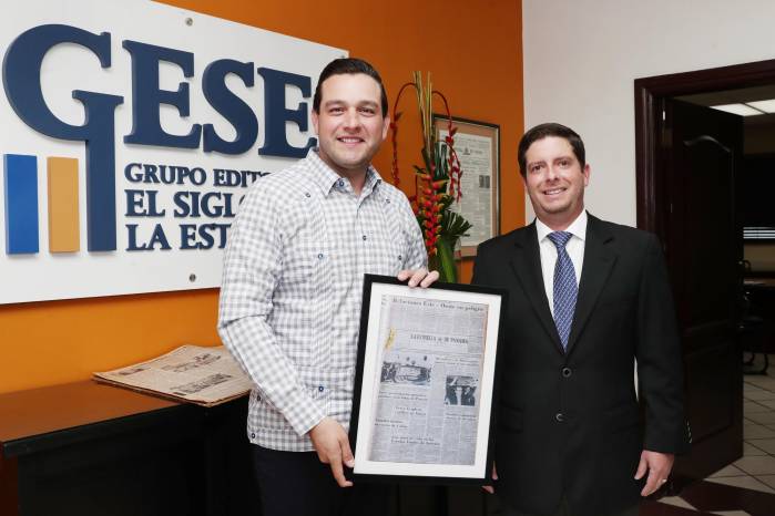 El embajador recibió una portada histórica con la fecha de su cumpleaños. El embajador recibió una portada histórica con la fecha de su cumpleaños.