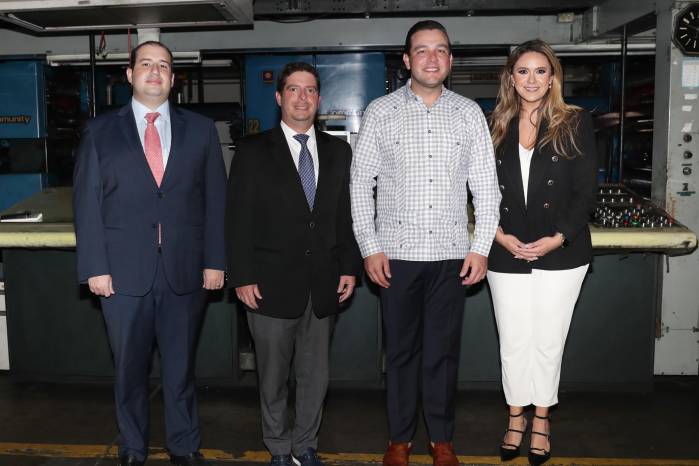 El embajador conoció la rotativa de La Decana en compañía de Federico Alfaro Boyd, presidente del grupo editorial; Joaquín De Obarrio, miembro de la Fundación Publicando Historia, e Ivette Leonardi, editora general de “La Estrella de Panamá” El embajador conoció la rotativa de La Decana en compañía de Federico Alfaro Boyd, presidente del grupo editorial; Joaquín De Obarrio, miembro de la Fundación Publicando Historia, e Ivette Leonardi, editora general de “La Estrella de Panamá”