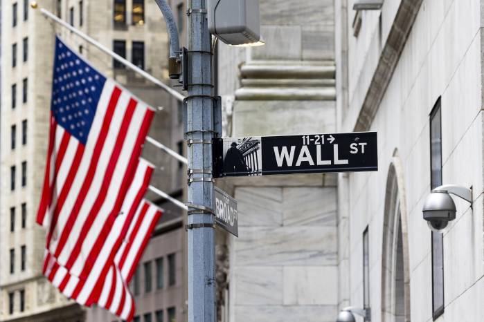 Vista de un letrero de Wall Street cerca de la Bolsa de Valores de Nueva Yor, en una fotografía de archivo. Vista de un letrero de Wall Street cerca de la Bolsa de Valores de Nueva Yor, en una fotografía de archivo.