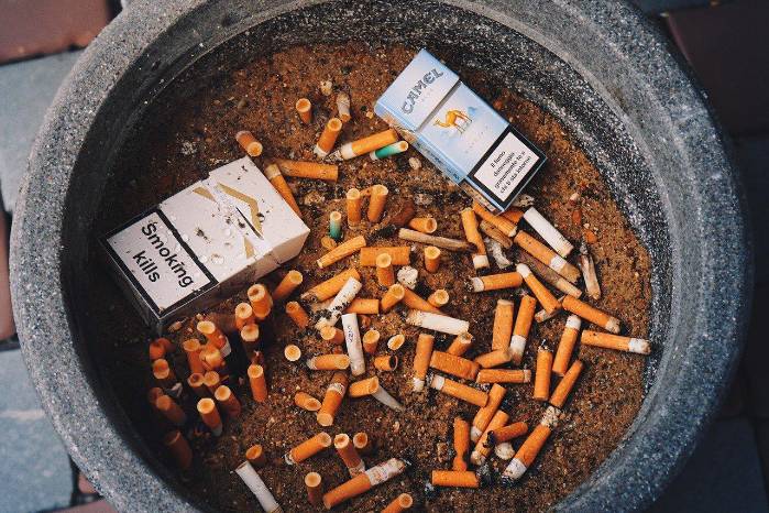 Al año mueren 8 millones de personas cada año debido al consumo de tabaco, 1,3 millones de estas siendo no fumadores. Al año mueren 8 millones de personas cada año debido al consumo de tabaco, 1,3 millones de estas siendo no fumadores.