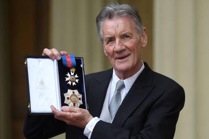 El actor y presentador de televisión británico Michael Palin posa con sus medallas tras ser nombrado Caballero Comendador de la Orden de San Miguel y San Jorge (KCMG) durante una ceremonia de investidura en el Palacio de Buckingham, Londres, el 12 de junio de 2019. El actor y presentador de televisión británico Michael Palin posa con sus medallas tras ser nombrado Caballero Comendador de la Orden de San Miguel y San Jorge (KCMG) durante una ceremonia de investidura en el Palacio de Buckingham, Londres, el 12 de junio de 2019.