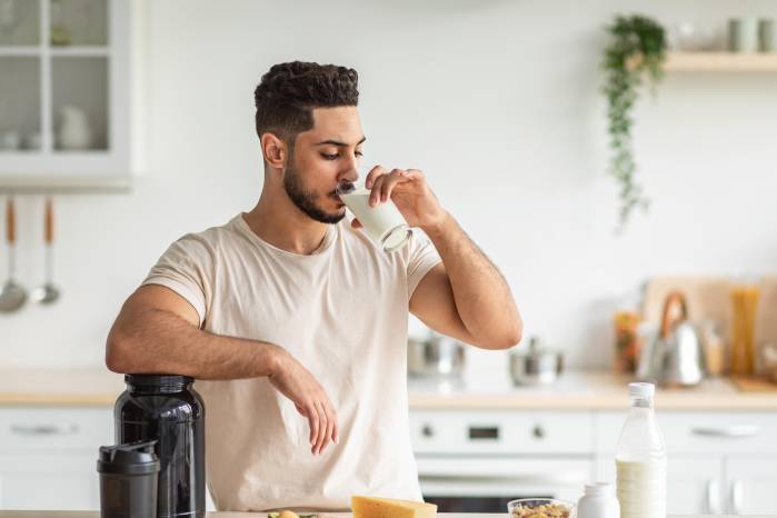 Un vaso de leche proporciona aproximadamente 12 gramos de carbohidratos, 8 gramos de proteína y unos 10 gramos de grasa. Un vaso de leche proporciona aproximadamente 12 gramos de carbohidratos, 8 gramos de proteína y unos 10 gramos de grasa.