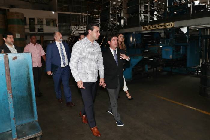 El embajador recorrió la rotativa de La Decana, en la que se imprimen ambos diarios de GESE. El embajador recorrió la rotativa de La Decana, en la que se imprimen ambos diarios de GESE.