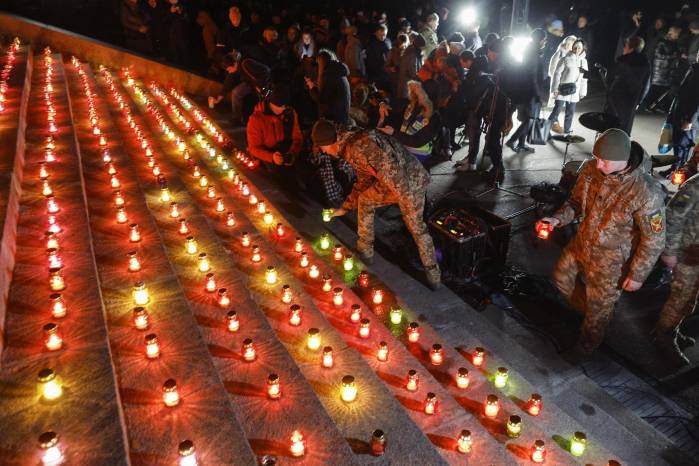 Ucranianos encienden 1.000 velas para conmemorar los 1.000 días transcurridos desde el inicio de la invasión a gran escala de Ucrania por parte de Rusia. Ucranianos encienden 1.000 velas para conmemorar los 1.000 días transcurridos desde el inicio de la invasión a gran escala de Ucrania por parte de Rusia.