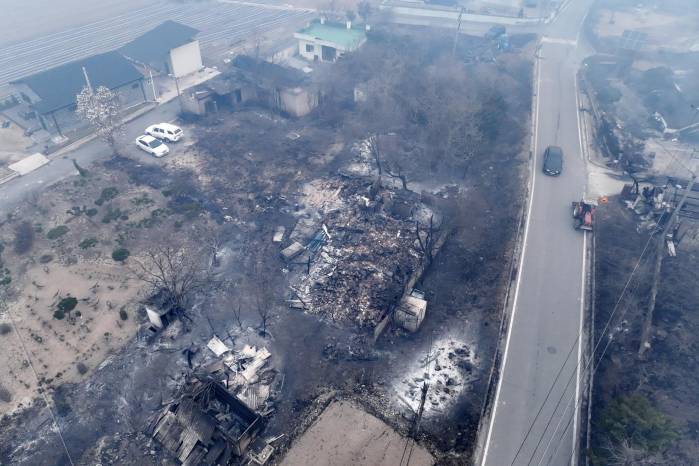 Los restos quemados de un edificio en un pueblo de Andong, sureste de Corea del Sur, el 26 de marzo de 2025. Los restos quemados de un edificio en un pueblo de Andong, sureste de Corea del Sur, el 26 de marzo de 2025.