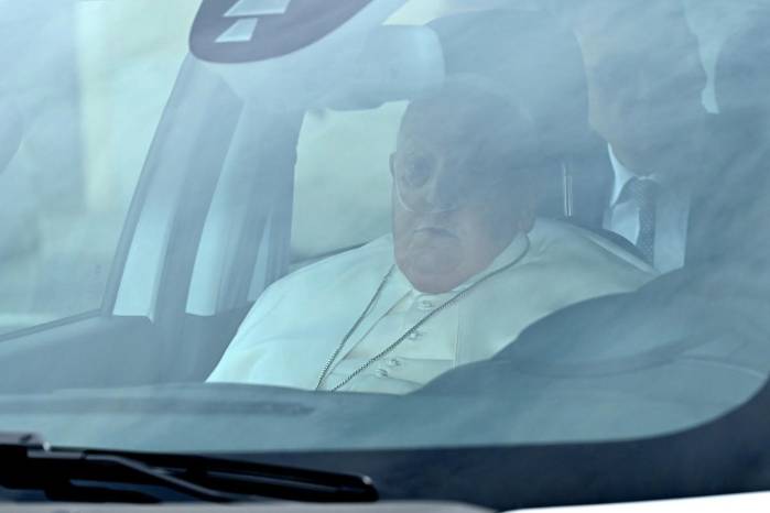 Imagen del Papa al momento de salir del hospital. Imagen del Papa al momento de salir del hospital.