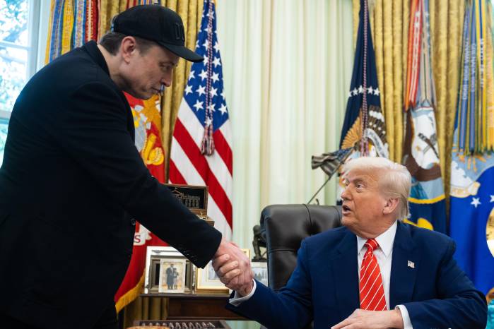 Fotografía de archivo del 30 de mayo de 2025 del presidente estadounidense, Donal Trump (d), saludando al empresario sudafricano Elon Musk durante una conferencia de prensa en el Despacho Oval de La Casa Blanca en Washington, D. C. Fotografía de archivo del 30 de mayo de 2025 del presidente estadounidense, Donal Trump (d), saludando al empresario sudafricano Elon Musk durante una conferencia de prensa en el Despacho Oval de La Casa Blanca en Washington, D. C.