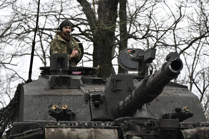 Un militar ucraniano se prepara para el combate con el tanque Challenger 2 en un lugar no revelado cerca de la línea del frente en la región de Zaporizhzhia, en medio de la invasión rusa de Ucrania. Un militar ucraniano se prepara para el combate con el tanque Challenger 2 en un lugar no revelado cerca de la línea del frente en la región de Zaporizhzhia, en medio de la invasión rusa de Ucrania.