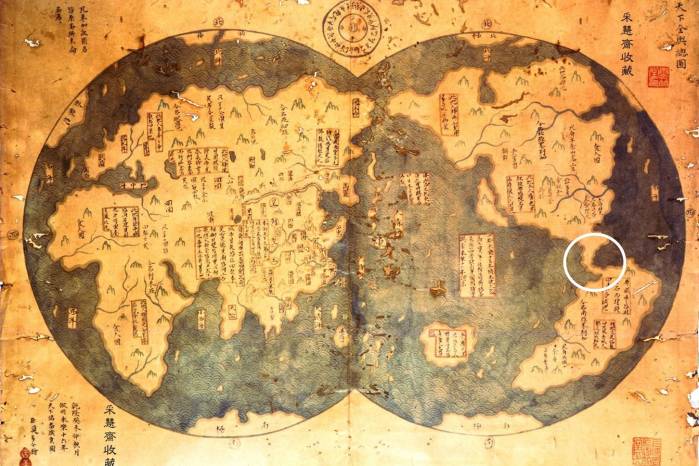 Mapa atribuido al navegante chino Zheng He, en 1421. En el círculo, el Puente del Mundo. Mapa atribuido al navegante chino Zheng He, en 1421. En el círculo, el Puente del Mundo.