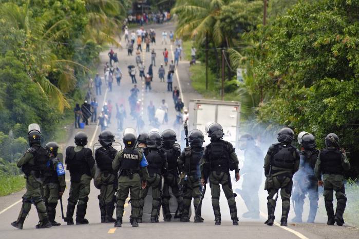 Unidades de Control de Multitudes de la Policía Nacional enfrentan a los manifestantes. Unidades de Control de Multitudes de la Policía Nacional enfrentan a los manifestantes.