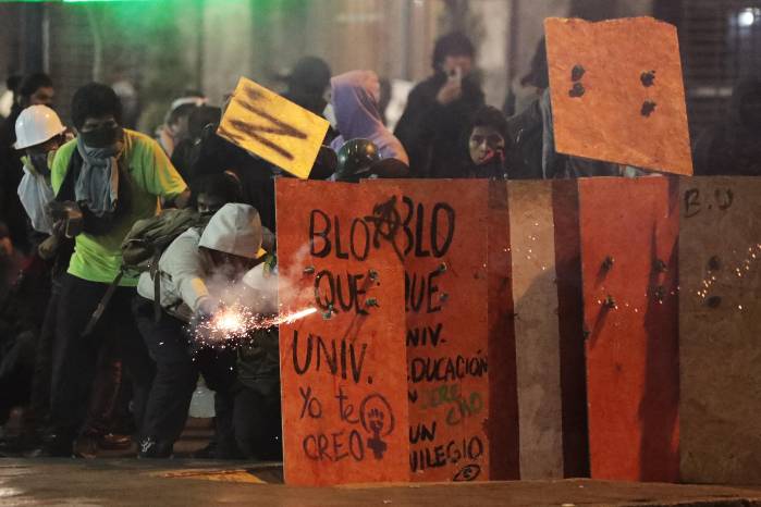 Manifestantes se enfrentan con agentes de la policía antidisturbios durante una protesta contra el presidente interino de Perú, José Jeri, en Lima el 15 de octubre de 2025. Manifestantes se enfrentan con agentes de la policía antidisturbios durante una protesta contra el presidente interino de Perú, José Jeri, en Lima el 15 de octubre de 2025.