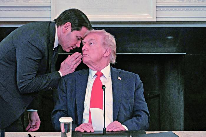 El secretario de Estado, Marco Rubio, susurra al oído del presidente Trump tras darle un papel en el que le anuncia la inminencia de un acuerdo de paz en Gaza. El secretario de Estado, Marco Rubio, susurra al oído del presidente Trump tras darle un papel en el que le anuncia la inminencia de un acuerdo de paz en Gaza.