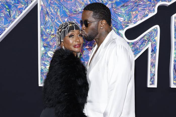 Diddy (der.) y su madre, Janice Combs, asisten a los MTV Video Music Awards 2023 en el Prudential Center el 12 de septiembre de 2023 en Newark, Nueva Jersey. Diddy (der.) y su madre, Janice Combs, asisten a los MTV Video Music Awards 2023 en el Prudential Center el 12 de septiembre de 2023 en Newark, Nueva Jersey.