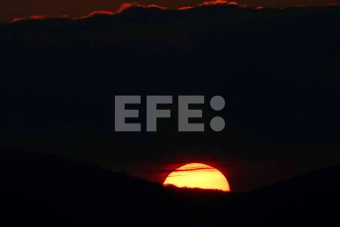 Fotografía de archivo de una puesta de sol. Fotografía de archivo de una puesta de sol.