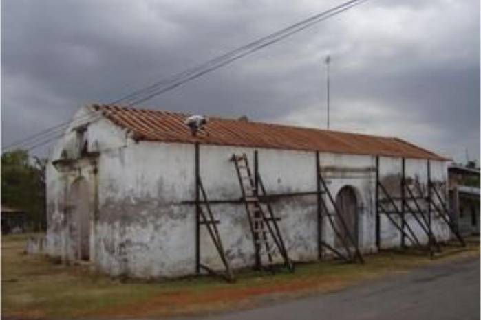 La capilla se sometió a un intensivo programa de reconstrucción. La capilla se sometió a un intensivo programa de reconstrucción.