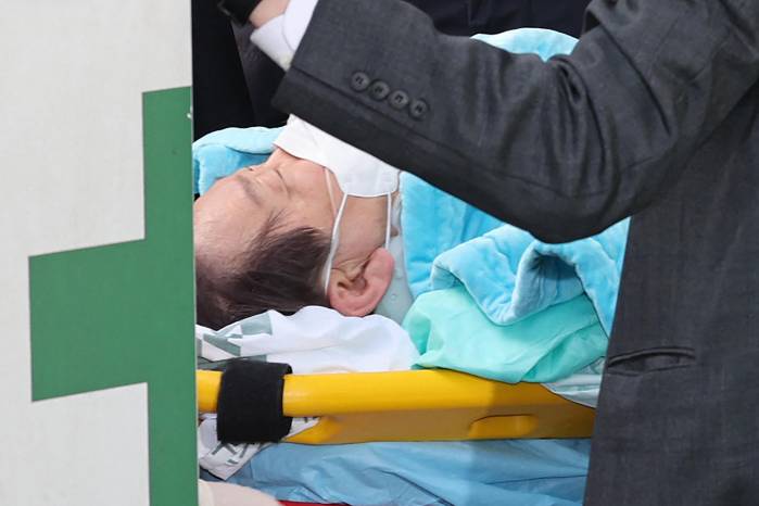 Lee está fuera de peligro, informaron los medios locales tras el ataque ocurrido en un sitio en construcción en la ciudad portuaria de Busan. Lee está fuera de peligro, informaron los medios locales tras el ataque ocurrido en un sitio en construcción en la ciudad portuaria de Busan.