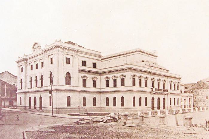 Imagen del Palacio Nacional, recién construido. Nótese los trabajos de adecuación del entorno con jardines y barandales sobre la antigua muralla colonial y la playa, donde una de las fachadas del edificio remataba hacia esta sección este con una bóveda rebajada. Imagen del Palacio Nacional, recién construido. Nótese los trabajos de adecuación del entorno con jardines y barandales sobre la antigua muralla colonial y la playa, donde una de las fachadas del edificio remataba hacia esta sección este con una bóveda rebajada.