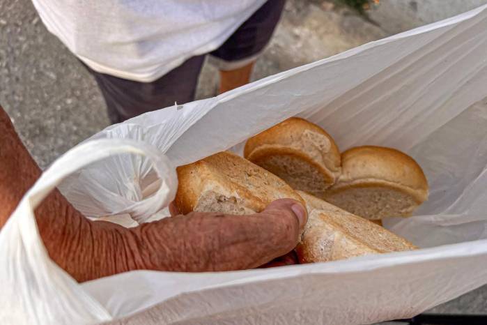 Los ciudadanos cubanos están recibiendo hogazas de pan más pequeñas Los ciudadanos cubanos están recibiendo hogazas de pan más pequeñas