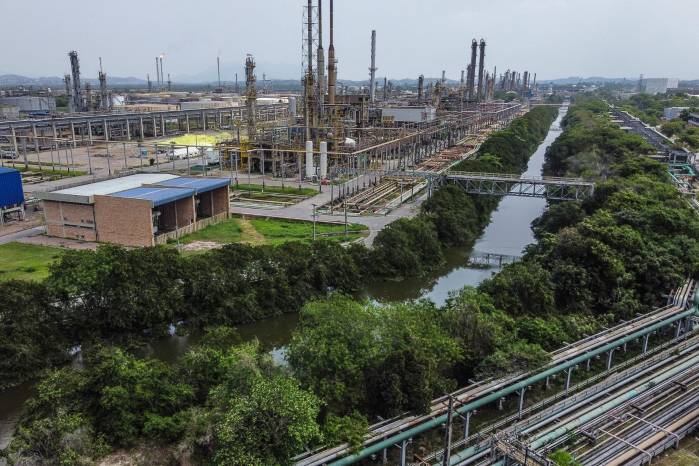 Una Amazonía libre de combustibles fósiles, en la que se impulse el desarrollo sostenible, y se apoye a los indígenas y comunidades que la habitan, parece utópica ante los intereses que insisten en explotar petróleo y gas en la selva, pero una propuesta de un grupo de ecologistas y pueblos originarios quiere hacerla real. Una Amazonía libre de combustibles fósiles, en la que se impulse el desarrollo sostenible, y se apoye a los indígenas y comunidades que la habitan, parece utópica ante los intereses que insisten en explotar petróleo y gas en la selva, pero una propuesta de un grupo de ecologistas y pueblos originarios quiere hacerla real.