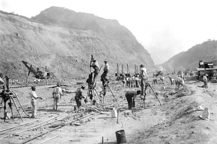 Extrabajadores del Canal de Panamá en los cuartos de inquilinato, alrededor de 1925, enfrentaron condiciones de hacinamiento que motivaron la huelga inquilinaria. Extrabajadores del Canal de Panamá en los cuartos de inquilinato, alrededor de 1925, enfrentaron condiciones de hacinamiento que motivaron la huelga inquilinaria.