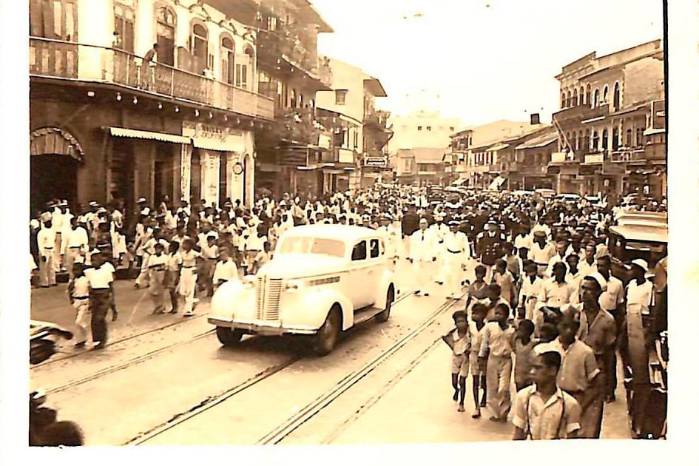 Ministro Plenipotenciariano del Perú y comandantes Generales de Bomberos de Lima y Callao en camino a la Plaza 5 de Mayo para presentar homenaje a los bomberos caídos, Panamá, 1937. Ministro Plenipotenciariano del Perú y comandantes Generales de Bomberos de Lima y Callao en camino a la Plaza 5 de Mayo para presentar homenaje a los bomberos caídos, Panamá, 1937.