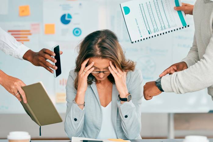 Alexandra, una trabajadora panameña de 38 años, vive con el síndrome de burnout. Como ella, miles en el país enfrentan agotamiento, estrés y falta de motivación por la presión laboral. Alexandra, una trabajadora panameña de 38 años, vive con el síndrome de burnout. Como ella, miles en el país enfrentan agotamiento, estrés y falta de motivación por la presión laboral.