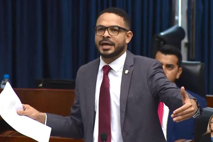 Richards no descartó sumarse al grupo de diputados de MOCA. Richards no descartó sumarse al grupo de diputados de MOCA.