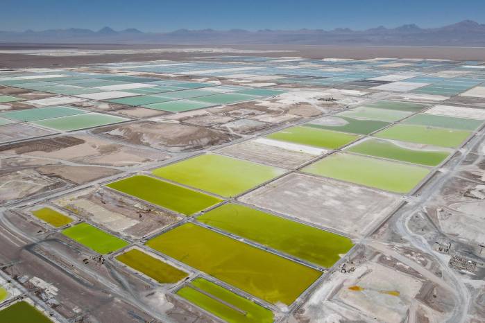 Fotografía de archivo, tomada en octubre de 2022, en la que se registró una vista aérea y panorámica de varias piscinas de salmuera para la producción de litio. Fotografía de archivo, tomada en octubre de 2022, en la que se registró una vista aérea y panorámica de varias piscinas de salmuera para la producción de litio.
