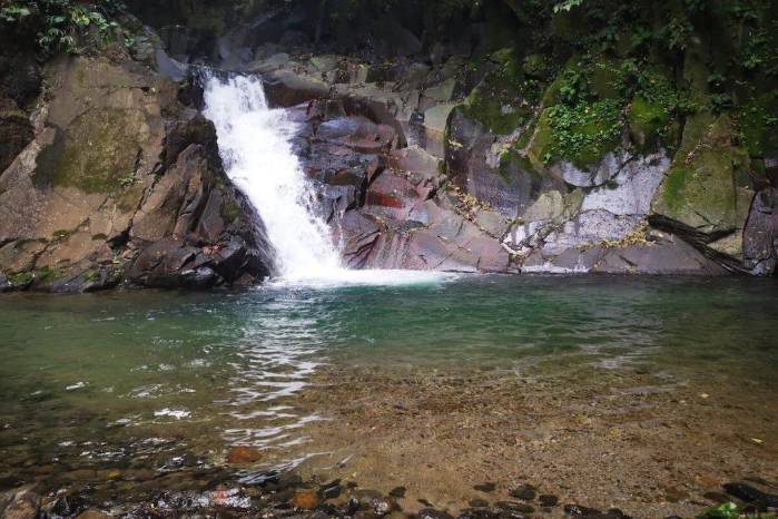 La cascada Pozo Azul es una de las más populares en el área. La cascada Pozo Azul es una de las más populares en el área.