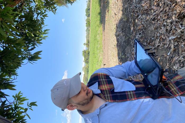 El Ing. Luis Aparicio supervisa una misión de vuelo en la que se recolectan datos multiespectrales sobre un cultivo de maíz. El Ing. Luis Aparicio supervisa una misión de vuelo en la que se recolectan datos multiespectrales sobre un cultivo de maíz.