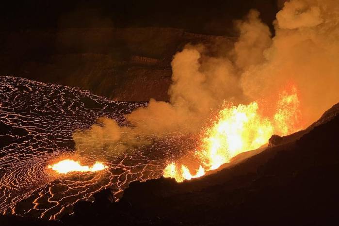 Esta imagen proporcionada por el Servicio Geológico de los Estados Unidos muestra una vista de una nueva erupción dentro de la caldera del cráter de la cumbre de Kilauea. Esta imagen proporcionada por el Servicio Geológico de los Estados Unidos muestra una vista de una nueva erupción dentro de la caldera del cráter de la cumbre de Kilauea.