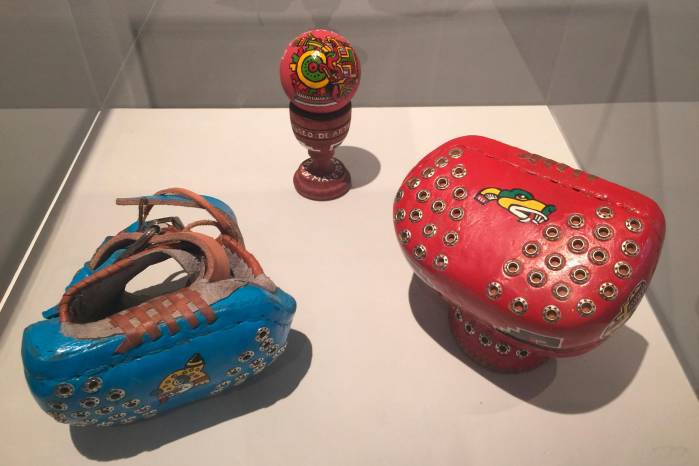 Manillas artesanales para la performance de Humberto Vélez en colaboración con jugadores de pelota mixteca y artesanos de Oaxaca, 2014, realizada en el Museo de Arte Carrillo Gil Manillas artesanales para la performance de Humberto Vélez en colaboración con jugadores de pelota mixteca y artesanos de Oaxaca, 2014, realizada en el Museo de Arte Carrillo Gil