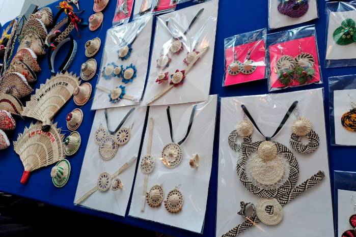 El festival también promueve los diseños de accesorios artesanales. El festival también promueve los diseños de accesorios artesanales.