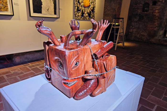 ‘Wooden suitcase stories’, escultura en madera. ‘Wooden suitcase stories’, escultura en madera.