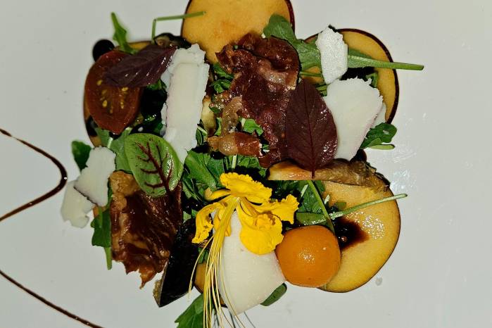 Ensalada de cieruela, baby rúcula, prosciutto crocante, queso manchego tomates confitados, higos frescos y reducción de balsámico. Ensalada de cieruela, baby rúcula, prosciutto crocante, queso manchego tomates confitados, higos frescos y reducción de balsámico.