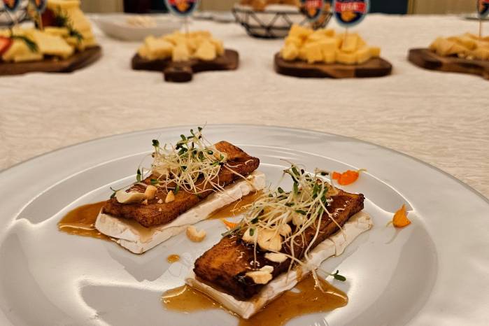 Queso brie con plátano maduro. Queso brie con plátano maduro.