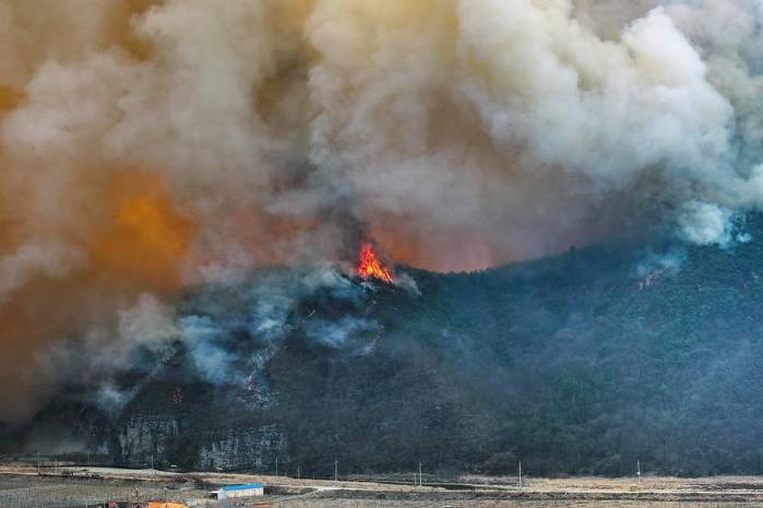 Los bomberos luchan por sofocar las llamas. Los bomberos luchan por sofocar las llamas.
